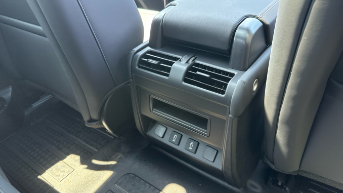 Land Rover Defender 3.0 D250 X-Dynamic SE 90 3dr Auto Diesel Estate - Image 18